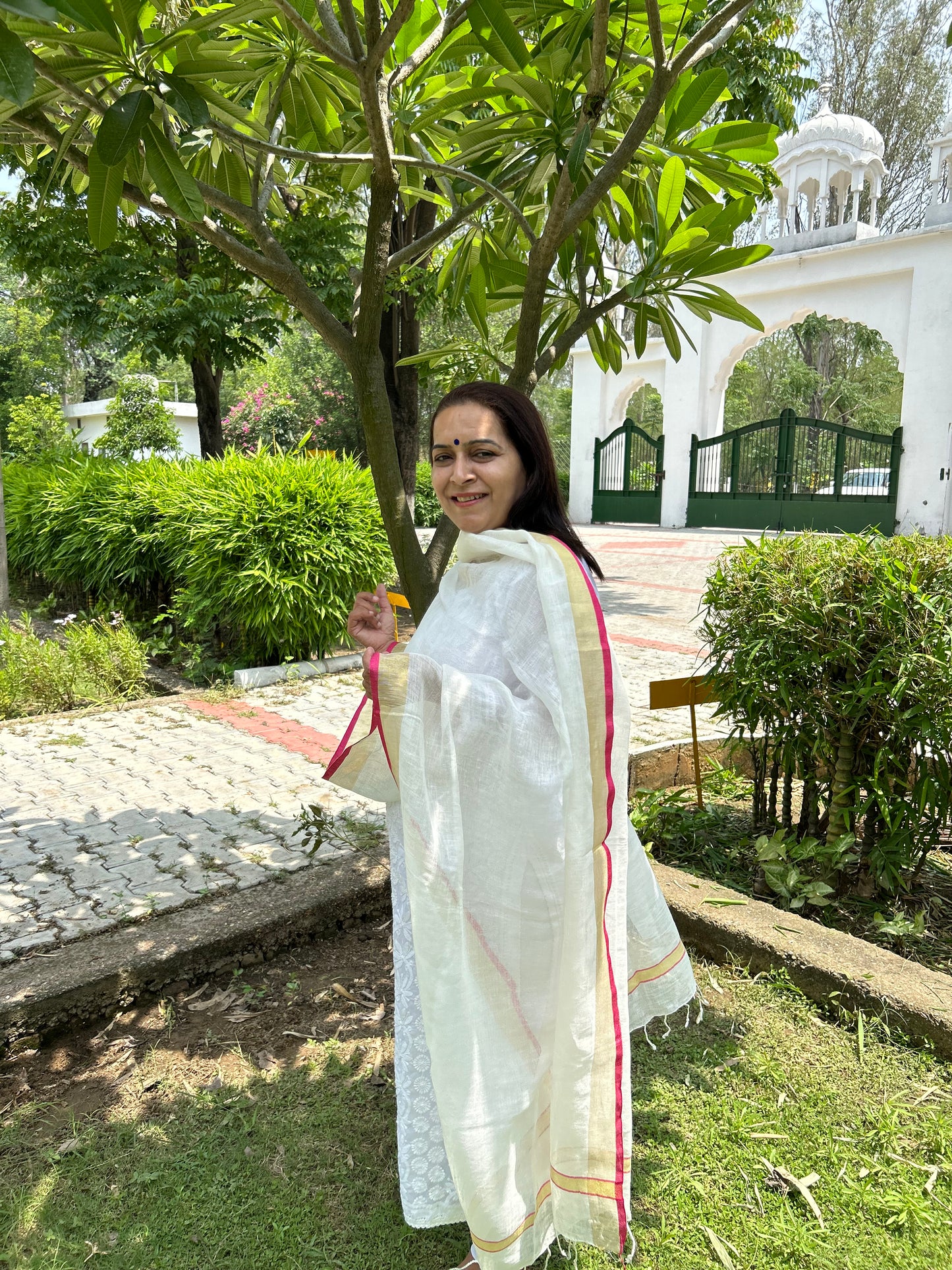 White Hand Woven Linen Dupatta